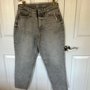 Old Navy high rise straight leg jean. Gray size 10. New with tag
